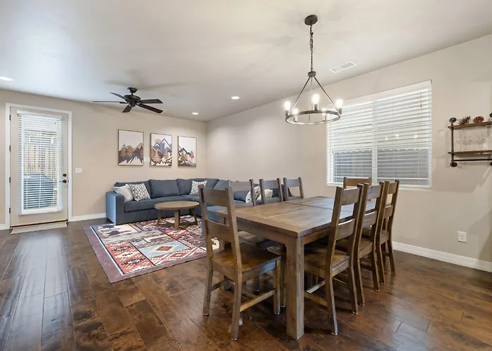 New! 5br Family Retreat With Game Room, Ac, Near Downtown & Nau Сasa de vacaciones *