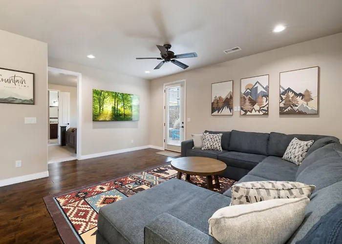Vakantiehuis New! 5br Family Retreat With Game Room, Ac, Near Downtown & Nau